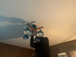 さいたま市岩槻区にて屋根修理に伴う電気工事〈照明交換・換気扇交換〉